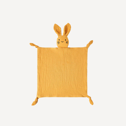 Avec sa teinte chaleureuse, le doudou plat bébé orange Bellemoon apporte réconfort et gaieté à chaque moment de tendresse.