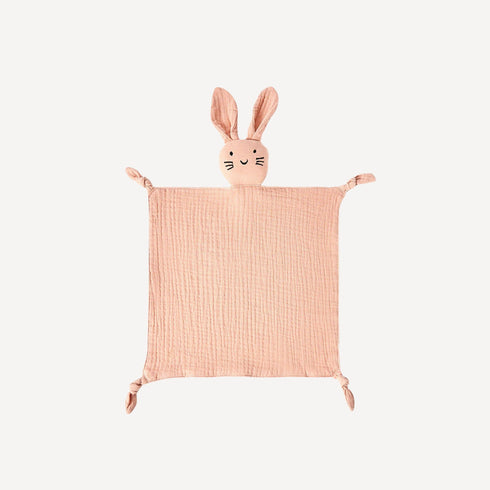 Le doudou plat bébé rose Bellemoon enveloppe chaque câlin de tendresse et accompagne les premiers rêves avec douceur.