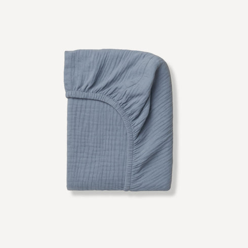 Ce drap housse bébé bleu, à la teinte apaisante et la texture toute douce, transforme chaque nuit en un moment de confort, fidèle à l’univers serein de Bellemoon.