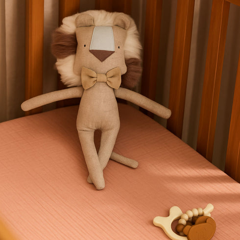 Ce drap housse bébé, doux et parfaitement ajusté, crée un cocon de confort pour accompagner les nuits paisibles de votre tout-petit, fidèle à l’univers apaisant de Bellemoon.