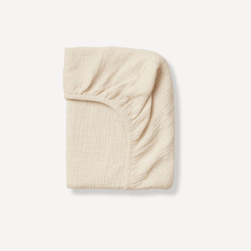 Ce drap housse bébé beige, doux et naturellement élégant, habille le lit de votre tout-petit d’un voile de tendresse, fidèle à l’univers apaisant de Bellemoon.