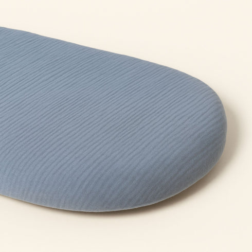 Ce drap housse bébé bleu ovale, délicat et parfaitement adapté, épouse les formes du matelas avec douceur, fidèle à l’univers tendre de Bellemoon.