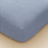 Ce drap housse bébé bleu rectangle, doux et parfaitement ajusté, habille le matelas avec délicatesse pour des nuits paisibles, fidèle à l’univers apaisant de Bellemoon.