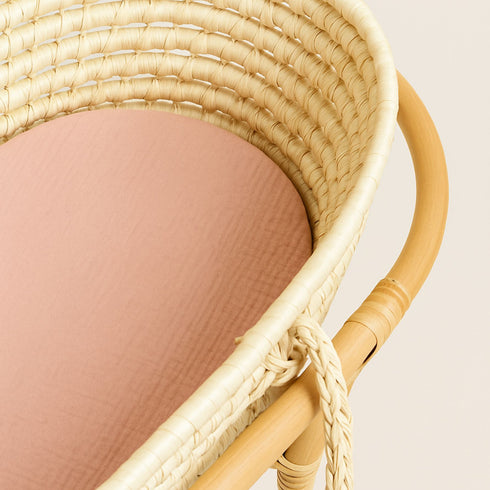 Ce drap housse bébé pour panier, tout en douceur et parfaitement adapté, transforme le couffin en un cocon rassurant, fidèle à l’univers tendre de Bellemoon.