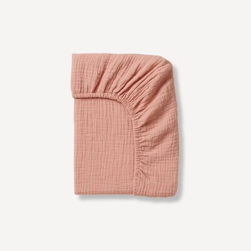 Ce drap housse bébé rose, doux et parfaitement ajusté, crée un cocon de confort pour accompagner les nuits paisibles de votre tout-petit, fidèle à l’univers apaisant de Bellemoon.