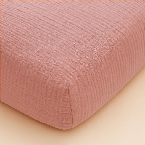 Ce drap housse bébé rose rectangle, tendre et parfaitement ajusté, apporte une touche de douceur au lit de bébé, fidèle à l’univers poétique de Bellemoon.