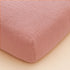 Ce drap housse bébé rose rectangle, tendre et parfaitement ajusté, apporte une touche de douceur au lit de bébé, fidèle à l’univers poétique de Bellemoon.