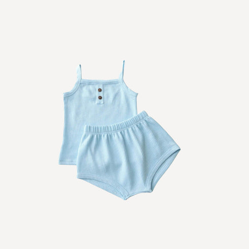 Cet ensemble pyjama bébé fille bleu, à la fois doux et raffiné, accompagne les nuits avec tendresse et légèreté, fidèle à l’univers délicat de Bellemoon.