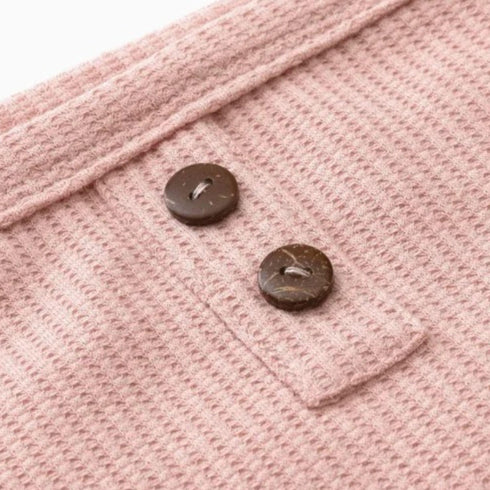 Cet ensemble pyjama bébé fille, agrémenté d’un col délicat, allie douceur et élégance pour des nuits paisibles, fidèle à l’univers raffiné de Bellemoon.