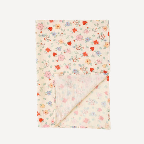 Notre lange pour emmailloter bébé, orné d’un délicat motif fleuri, apporte une touche de poésie aux instants de tendresse, tout en douceur et en élégance dans l’univers Bellemoon.