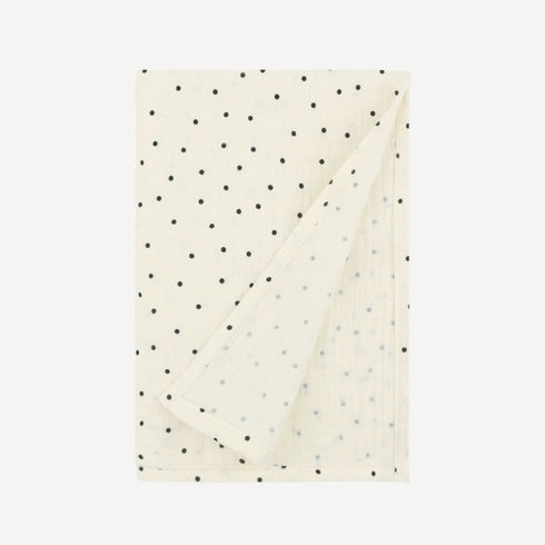 Notre lange pour emmailloter bébé, parsemé d’un motif à pois délicat, mêle charme intemporel et douceur naturelle pour envelopper votre tout-petit dans un cocon rassurant, fidèle à l’univers raffiné de Bellemoon.