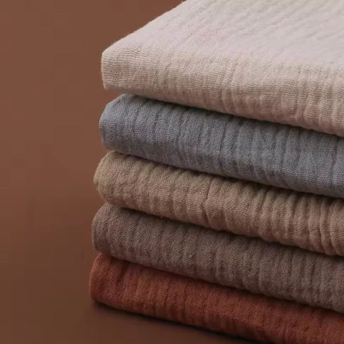 Lot de cinq langes doux et légers, pensés pour emmailloter bébé avec tendresse et simplicité, dans le respect du confort et de l’élégance naturelle chère à Bellemoon.