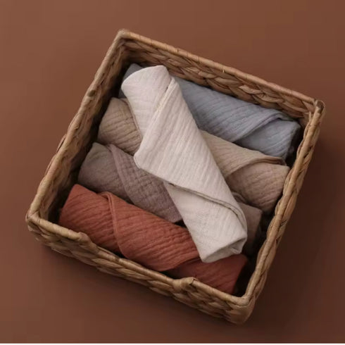 Délicatement disposé dans un panier, ce lot de cinq langes pour emmailloter bébé incarne toute la douceur et l’attention portée aux premiers instants, fidèle à l’univers naturel et raffiné de Bellemoon.