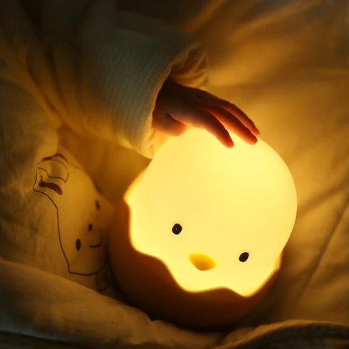Compacte et rassurante, la mini veilleuse bébé diffuse une lumière apaisante pour accompagner chaque nuit en douceur, fidèle à l’univers tendre de Bellemoon.
