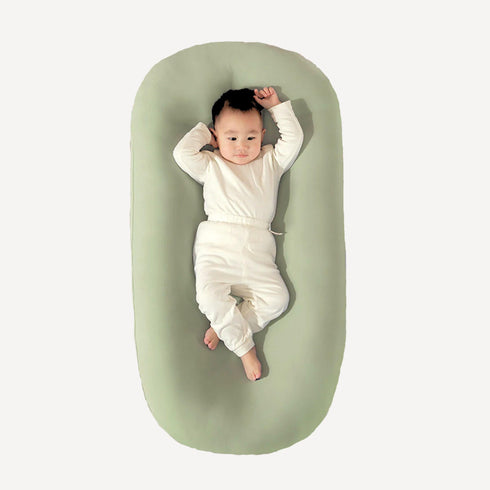 Notre oreiller ergonomique pour bébé est conçu pour offrir un maintien optimal de la tête tout en douceur, favorisant un sommeil paisible et naturel, fidèle à l’exigence de confort et d’élégance de l’univers Bellemoon.