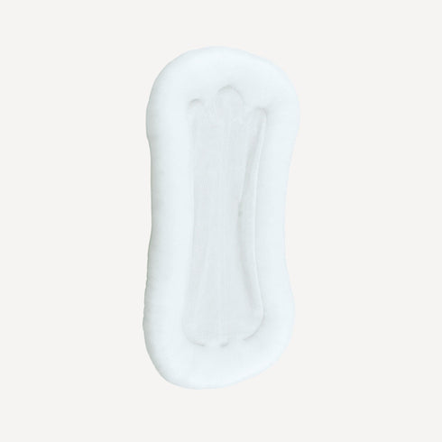 e matelas de notre oreiller ergonomique pour bébé allie douceur et soutien grâce à une mousse parfaitement adaptée, pour offrir un confort optimal dès les premiers mois, fidèle aux exigences de qualité et de tendresse de Bellemoon.