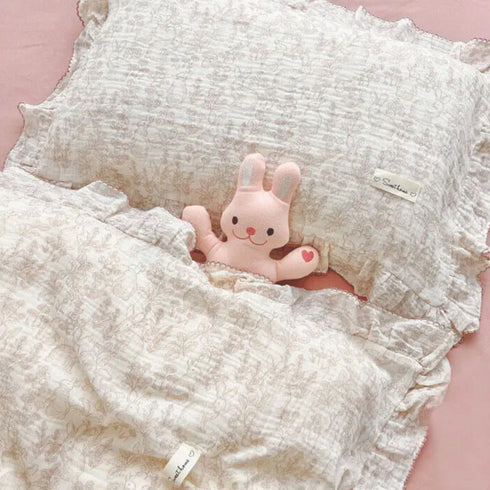 Notre oreiller et couette pour bébé offrent un cocon de chaleur et de douceur, pensés pour des nuits paisibles dans l’univers réconfortant de Bellemoon.