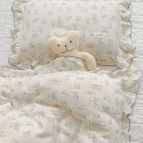 Notre oreiller et couette pour bébé, décorés de tendres motifs chatons, transforment le coucher en un moment de douceur et de rêverie, fidèle à l’univers charmant de Bellemoon.