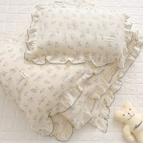 Les détails de notre oreiller et couette pour bébé motif chatons révèlent des finitions soignées et un imprimé tendre, pour envelopper bébé de confort dans l’univers doux et raffiné de Bellemoon.