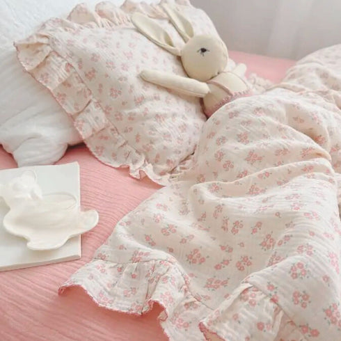 Notre oreiller et couette pour bébé, parés d’un délicat motif fleuri, enveloppent votre tout-petit de douceur et d’élégance, dans l’univers poétique de Bellemoon.