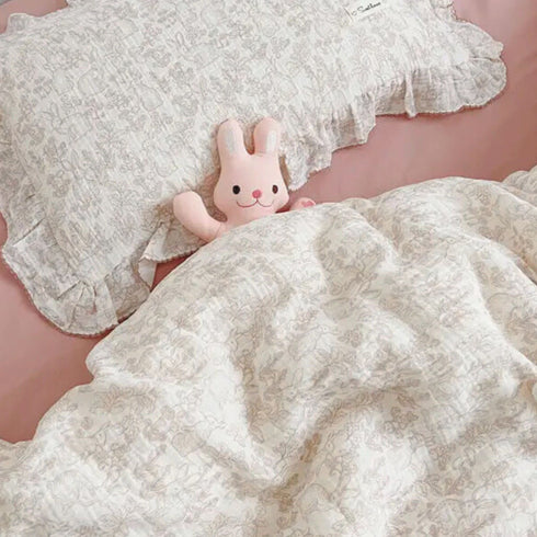 Notre oreiller et couette pour bébé, ornés de jolis motifs lapins, apportent confort et tendresse à l’heure du coucher, dans l’univers poétique et rassurant de Bellemoon.