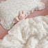 Notre oreiller et couette pour bébé, ornés de jolis motifs lapins, apportent confort et tendresse à l’heure du coucher, dans l’univers poétique et rassurant de Bellemoon.