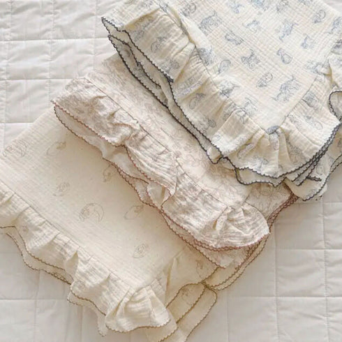 Notre oreiller et couette pour bébé, délicatement ornés de motifs tendres, apportent une touche de poésie au sommeil des tout-petits, fidèle à l’univers apaisant de Bellemoon.