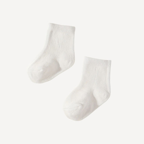 Essentiel et intemporel, cette paire de chaussettes bébé blanches signée Bellemoon accompagne les premiers instants avec douceur et élégance.