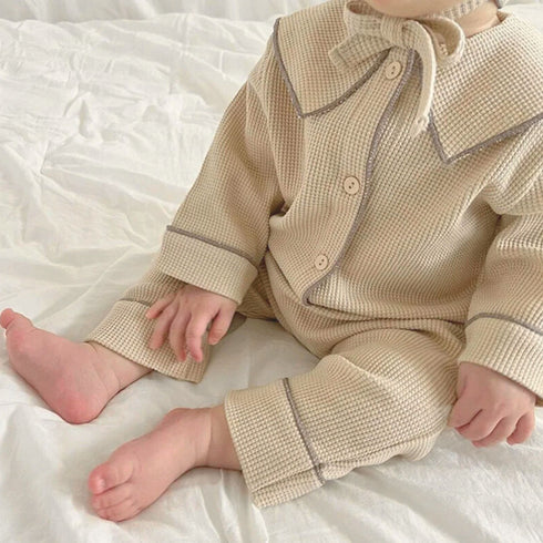 Notre pantalon de pyjama bébé beige offre un confort souple et tout en légèreté, fidèle à la douceur essentielle de l’univers Bellemoon.