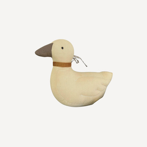 Tout en rondeur et en douceur, la peluche coussin bébé canard Bellemoon accompagne les moments de repos avec une tendresse infinie.