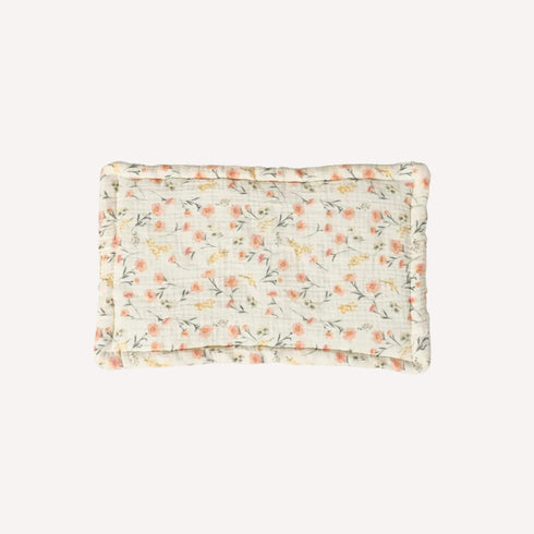 Un petit oreiller tout en douceur à fleurs, pensé pour accompagner les premiers sommeils avec tendresse et légèreté.
