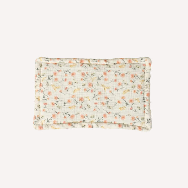 Un petit oreiller tout en douceur à fleurs, pensé pour accompagner les premiers sommeils avec tendresse et légèreté.