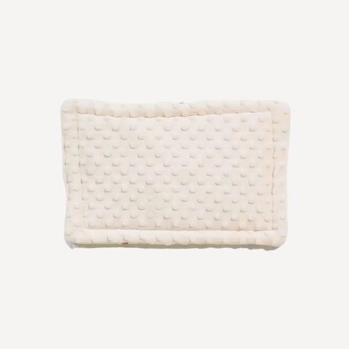 Un petit oreiller délicatement moelleux, pour envelopper les premiers sommeils de bébé dans une infinie douceur.