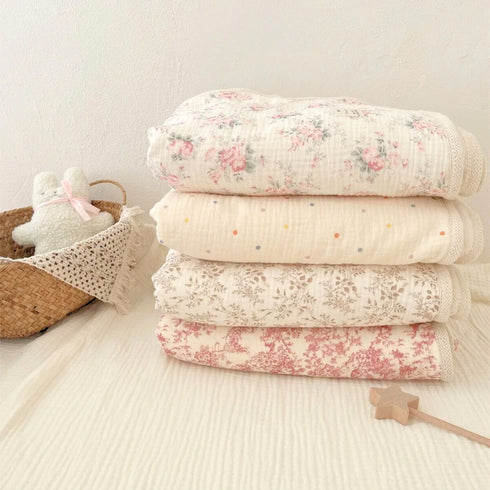 Un joli lot de quatre petites couvertures polaires, douces comme un nuage, pensées par Bellemoon pour accompagner les instants précieux de votre bébé, à la maison comme en balade.