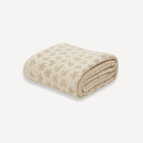 Inspirée par la nature, notre couverture en polaire motif feuilles berce votre bébé dans une douce chaleur, avec la délicatesse et l’élégance propres à l’univers Bellemoon.