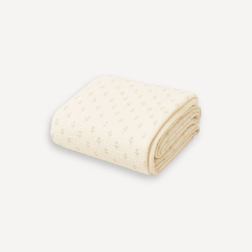 Avec son motif fleurs jaunes lumineux, notre couverture en polaire insuffle une touche de gaieté aux instants de tendresse, toujours dans l’esprit doux et raffiné de Bellemoon.