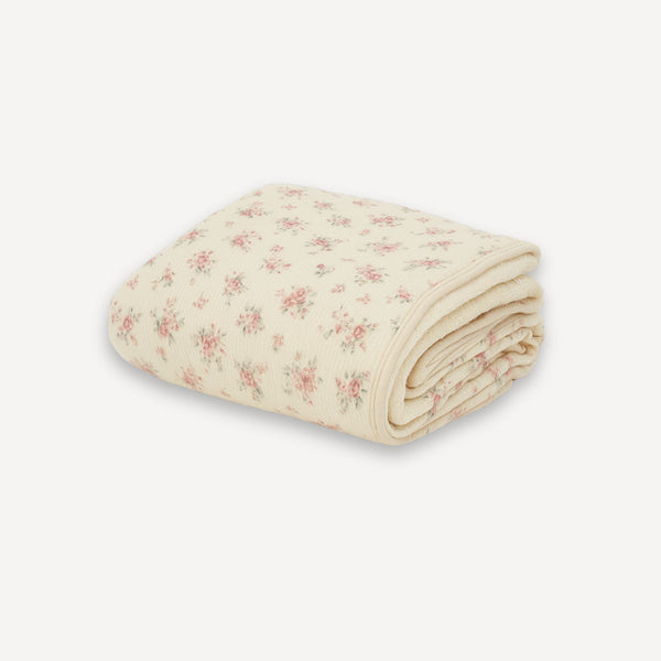 Notre couverture en polaire motif fleurs roses enveloppe votre bébé de douceur, dans un univers tendre et poétique signé Bellemoon.