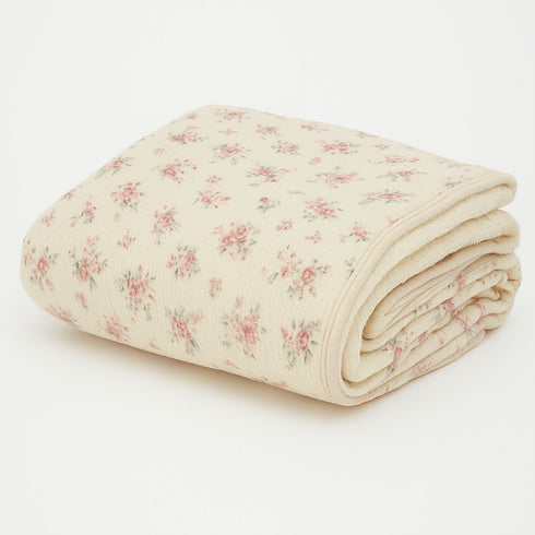Notre couverture en polaire motif fleurs roses enveloppe votre bébé de douceur, dans un univers tendre et poétique signé Bellemoon.