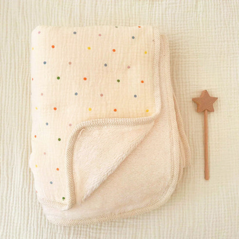 Toute en légèreté et en tendresse, notre couverture en polaire motif pois offre à bébé un cocon de douceur, fidèle à l’univers élégant de Bellemoon.