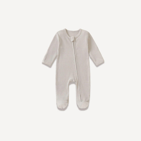 Ce pyjama zippé bébé garçon gris enveloppe les nuits de confort et de simplicité, dans une teinte douce et intemporelle fidèle à l’univers Bellemoon.