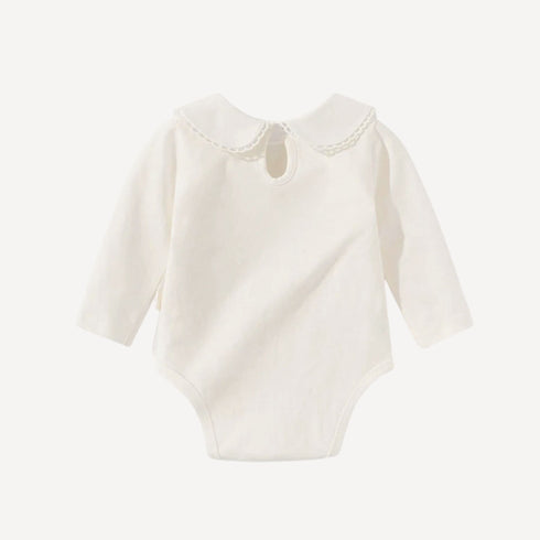 Avec ses manches longues et sa coupe élégante, notre pyjama bébé fille chic offre douceur et raffinement pour des nuits pleines de tendresse, fidèle à l’univers délicat de Bellemoon.