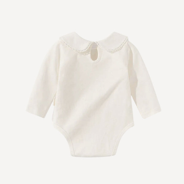 Avec ses manches longues et sa coupe élégante, notre pyjama bébé fille chic offre douceur et raffinement pour des nuits pleines de tendresse, fidèle à l’univers délicat de Bellemoon.
