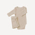 Notre pyjama bébé 2 pièces en coton beige enveloppe les tout-petits de douceur naturelle, dans un esprit minimaliste et élégant propre à l’univers Bellemoon.