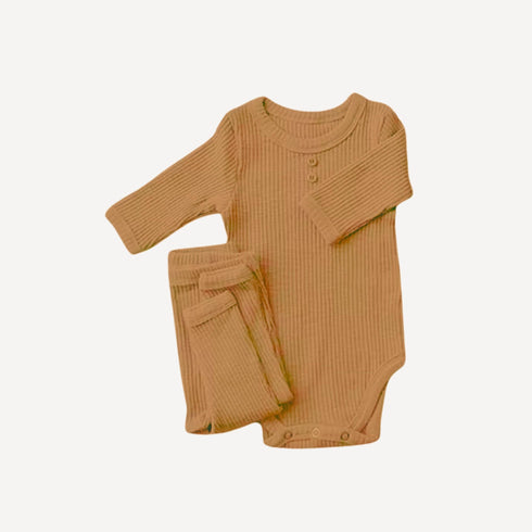 Dans une teinte chaleureuse et enveloppante, notre pyjama bébé 2 pièces en coton cannelle offre un confort doux et élégant, fidèle à l’univers raffiné de Bellemoon.
