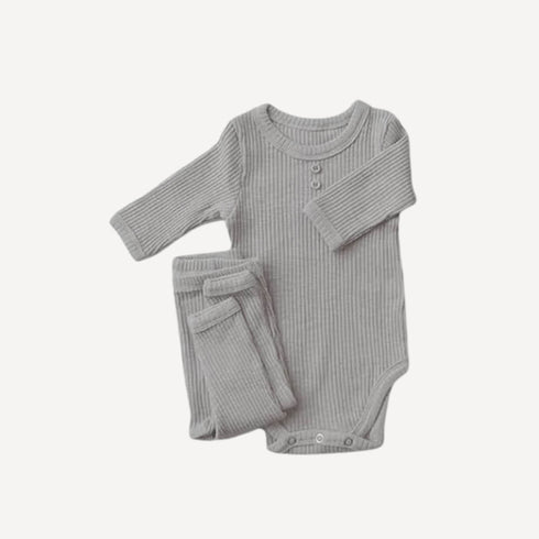 Notre pyjama bébé 2 pièces en coton gris allie simplicité, confort et douceur naturelle, fidèle à l’élégance apaisante de Bellemoon.