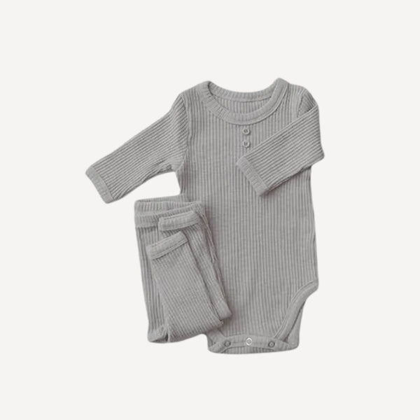 Notre pyjama bébé 2 pièces en coton gris allie simplicité, confort et douceur naturelle, fidèle à l’élégance apaisante de Bellemoon.