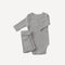 Notre pyjama bébé 2 pièces en coton gris allie simplicité, confort et douceur naturelle, fidèle à l’élégance apaisante de Bellemoon.