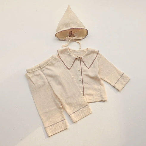 Notre pyjama bébé beige 3 pièces, composé d’un haut, d’un pantalon et d’un bonnet assorti, offre une tenue complète à la fois douce, confortable et élégante, fidèle à l’univers Bellemoon.