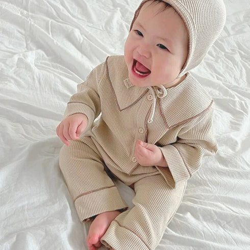 Notre pyjama bébé beige enveloppe les tout-petits d’une douceur naturelle et apaisante, fidèle à l’élégance discrète de l’univers Bellemoon.