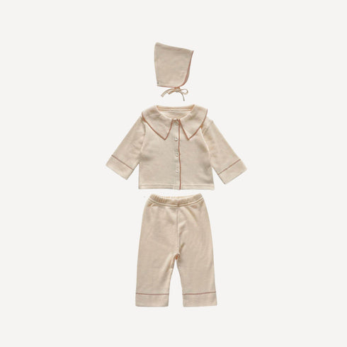 Notre ensemble pyjama bébé beige offre une silhouette douce et harmonieuse, pensée pour le confort et l’élégance au quotidien, fidèle à l’univers Bellemoon